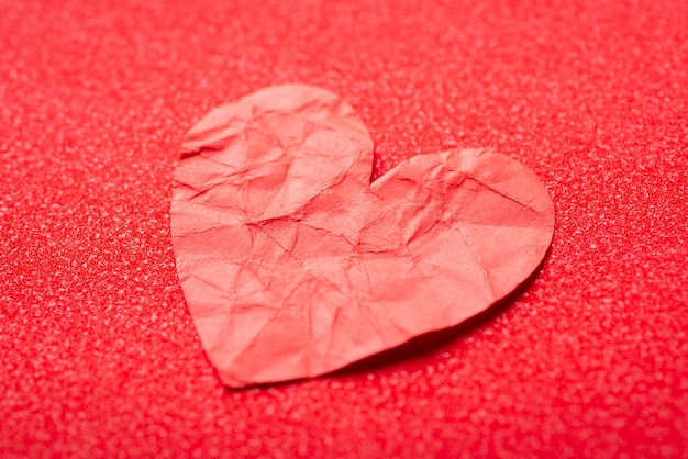 Бумажное сердце на красном фоне Концепция любовных чувств романтические отношения