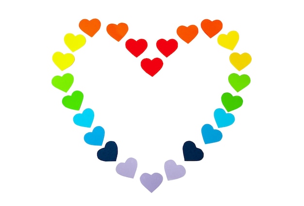 Foto cuori di carta a forma di cuore isolato su sfondo bianco. colori dell'arcobaleno. san valentino. simbolo lgbt