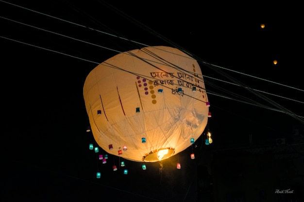 Photo paper lantern flying on the eve of diwali in chittagong at bangladesh