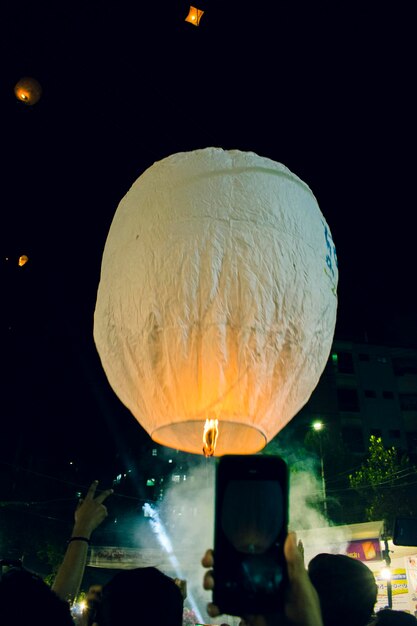 Photo paper lantern flying on the eve of diwali in chittagong at bangladesh