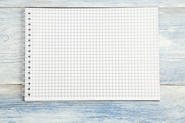 Foto taccuino di carta con spazio per testo su un vecchio fondo di legno blu-chiaro.