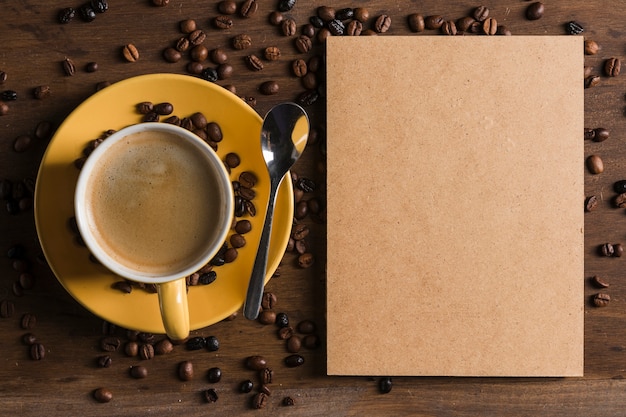 Фото Бумажный пакет и чашка кофе