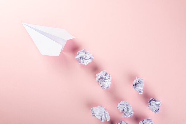 Aereo di carta lettera documento messaggio mock up aereo educazione viaggio o innovazione aereo origami