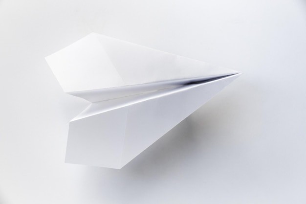 Бумажный самолет оригами, изолированные на белом фоне