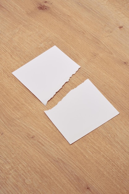 Обрывки бумаги. Разорванные бумаги, рваная страница на деревянном столе.