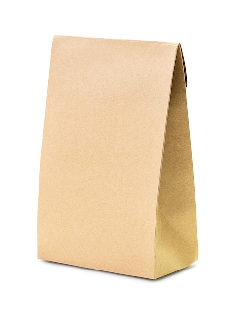 클리핑 패스와 함께 흰색 배경에 고립 된 재활용 종이로 만든 종이 배송 가방