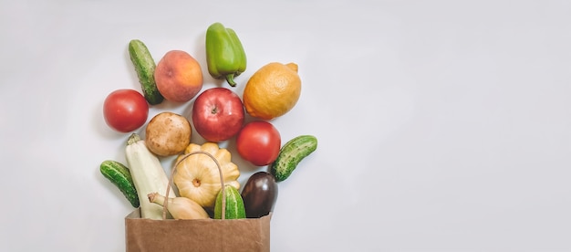 野菜と果物の紙の買い物袋トマトきゅうりスカッシュペッパーレモンナス