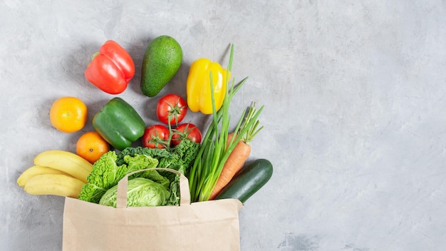 Фото Бумажная коробка для покупок, полная свежих органических овощей и фруктов концепция экошоппинга или доставки еды