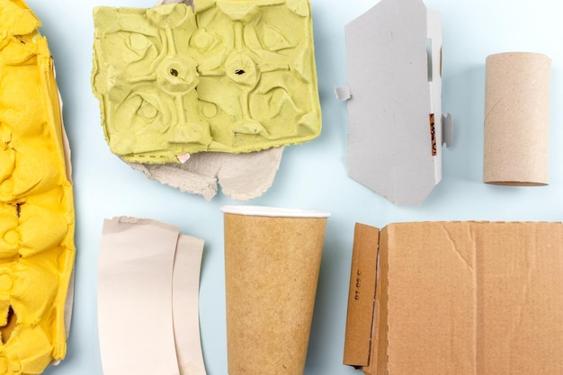 紙の分別とリサイクルのパッケージとオブジェクト紙のごみとごみフラットレイ環境の概念
