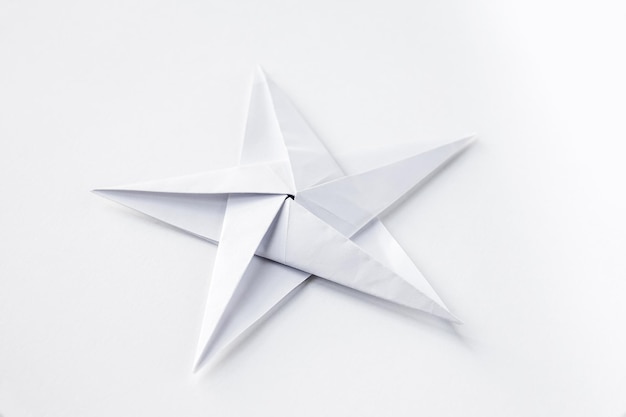 Бумажная звезда оригами на белом фоне