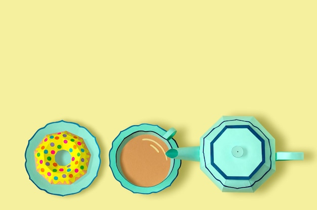 Бумажный чайник и пончики на тарелке