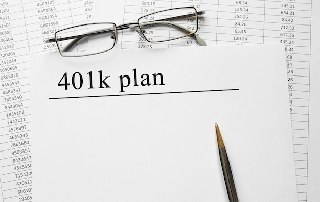 Бумага с планом 401k на столе