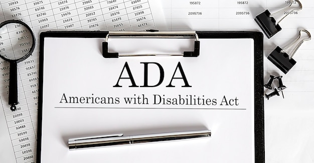Paper with Americans with Disabilities Act ADA op een tafel