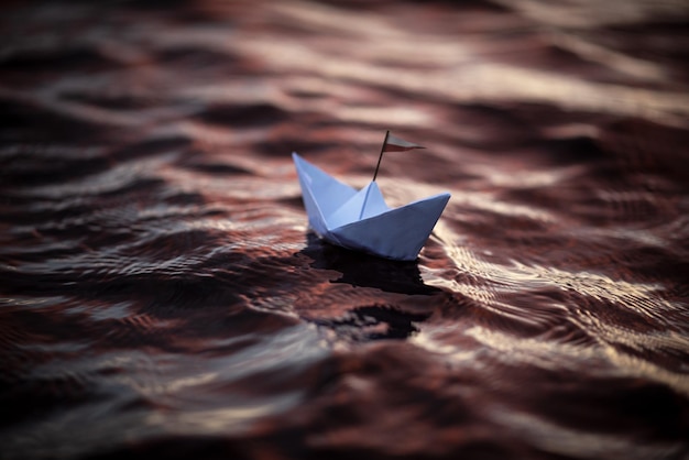 Photo paperboat on water