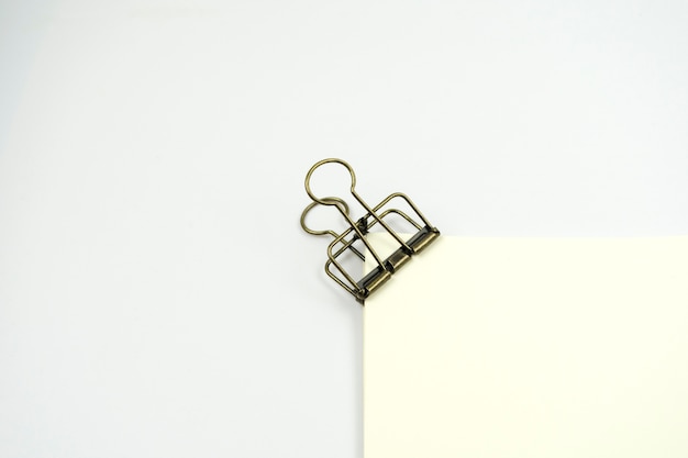 paperclip op wit papier.