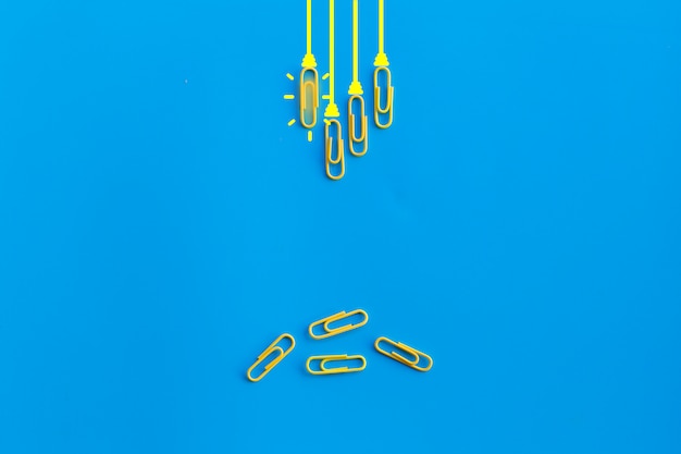 paperclips op blauwe achtergrond