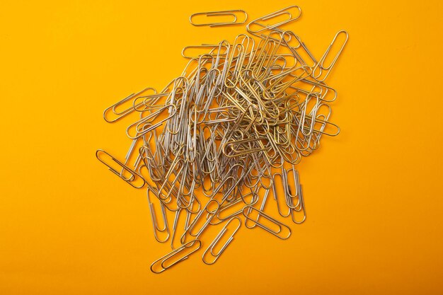 Paperclips op een lichte achtergrond