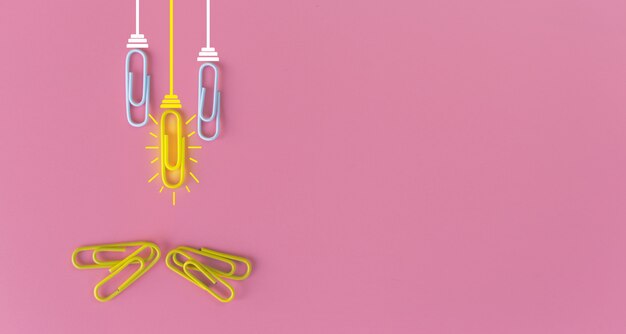 paperclips op roze achtergrond