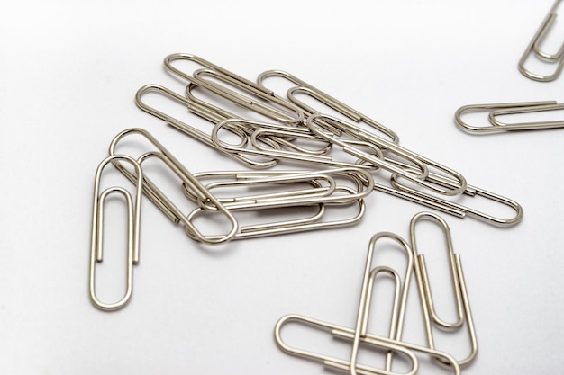 Paperclips op witte achtergrond