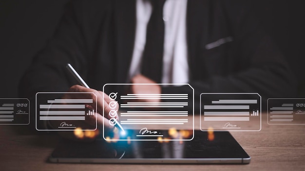 ペーパーレス ワークプレイスのアイデア 電子署名 ドキュメント管理に署名する ビジネスマンがスタイラス ペンを使用して仮想画面上のデジタル ドキュメントに電子ドキュメントに署名する