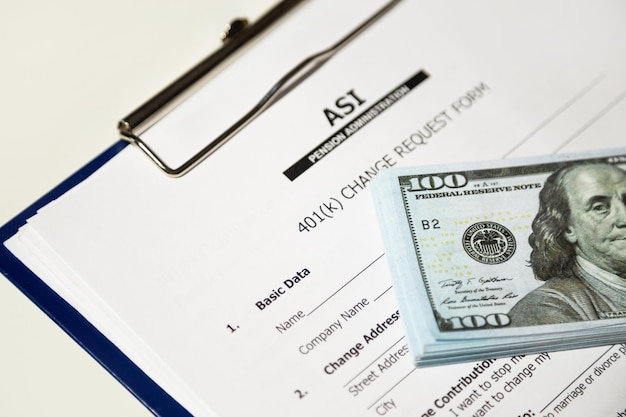 401k 플랜 및 100달러 지폐가 포함된 서류 연금 플랜 또는 누적 연금 계좌