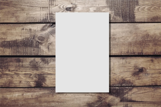 Papier blanco op bruin houten bureau