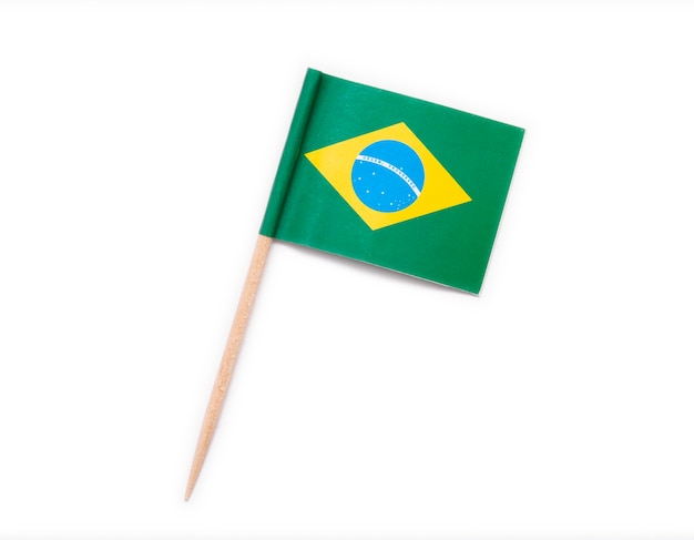 Papier brazilië vlag op houten tandenstoker geïsoleerd op een witte achtergrond