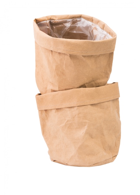 Papier gerecyclede bloempot of tas geïsoleerd op wit met uitknippad