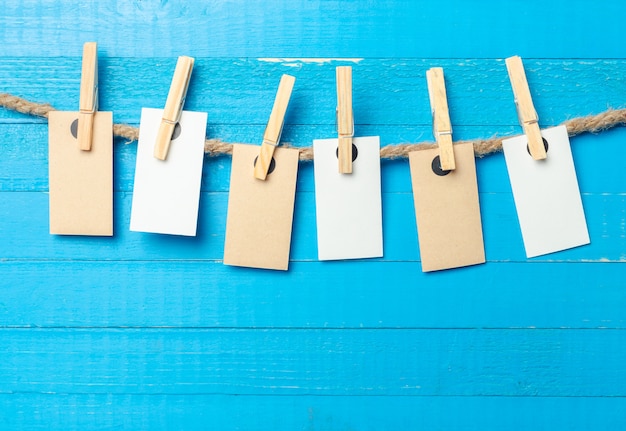 Foto papier hechten aan touw met kleren pinnen op houten achtergrond