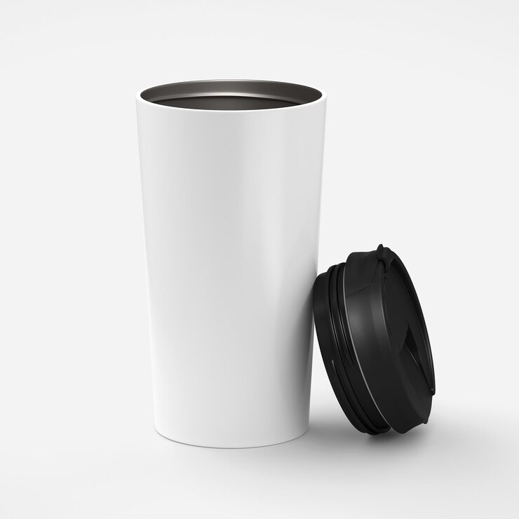 Foto papier koffiebeker met zwarte deksel geïsoleerd op witte achtergrond met 3d-rendering mock-up voor uw project