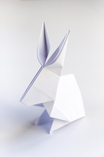 Papier konijn origami geïsoleerd op een witte achtergrond
