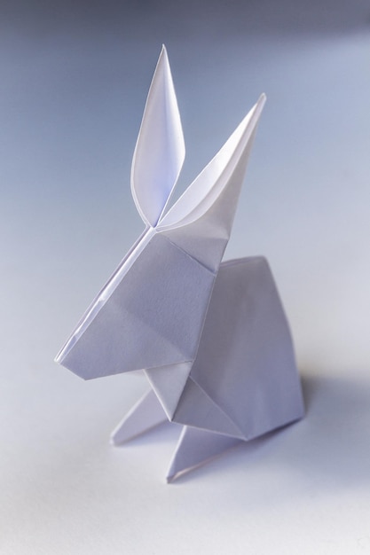 Papier konijn origami geïsoleerd op een witte achtergrond