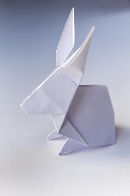 Papier konijn origami geïsoleerd op een witte achtergrond