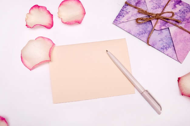 Papier met bloemblaadjes roze rozen.