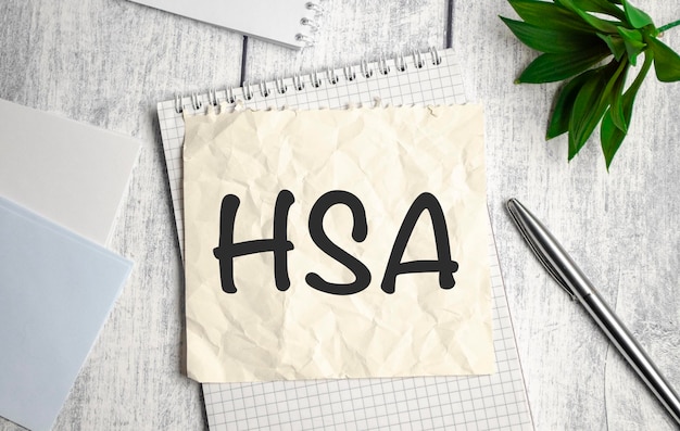 Papier met Health Savings Account HSA op een tafel