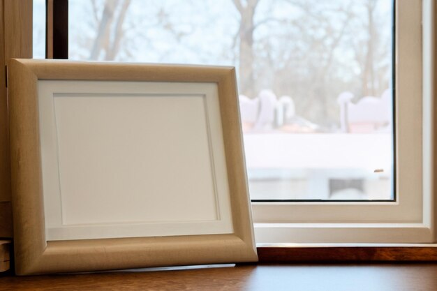 Foto papier op houten tafel met natuurlijk gevoel voor mockup