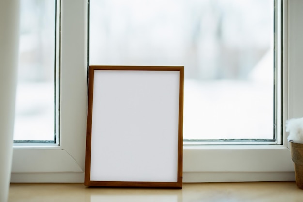 papier op houten tafel met natuurlijk gevoel voor mockup