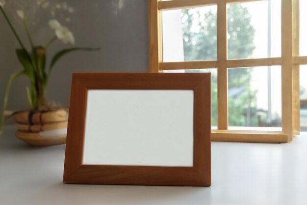 papier op houten tafel met natuurlijk gevoel voor mockup