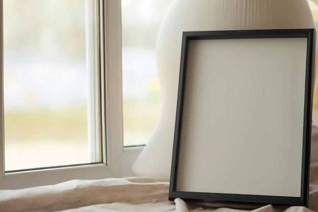 Foto papier op houten tafel met natuurlijk gevoel voor mockup