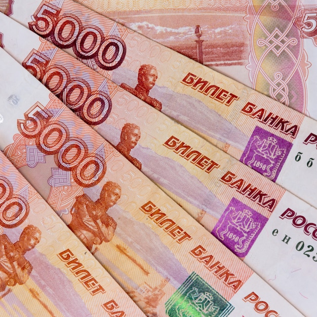 Papier russische vijfduizendste roebel geld bovenaanzicht van een close-up