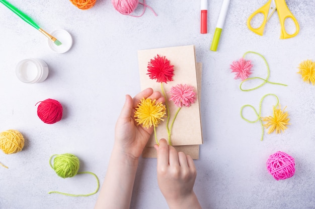 Papierambachten voor moederdag maart of verjaardag klein kind doet een boeket bloemen uit gekleurd papier en gekleurde breiballen voor moeder eenvoudig cadeau-idee bekijk top kopieerruimte hoge kwaliteit foto