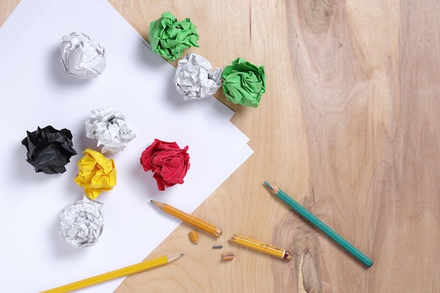 Papierballen en gebroken potloden