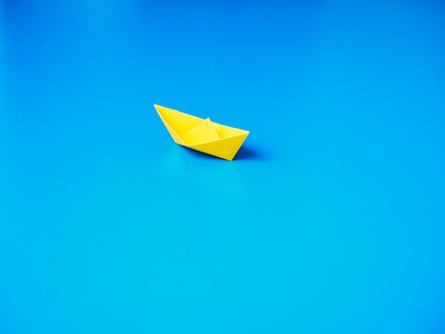 Papierboot op blauwe achtergrond papier