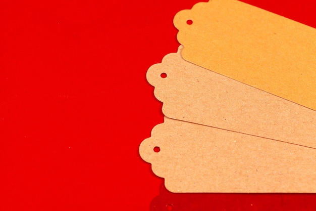 Papieren ambachtelijke tags op een rode achtergrond