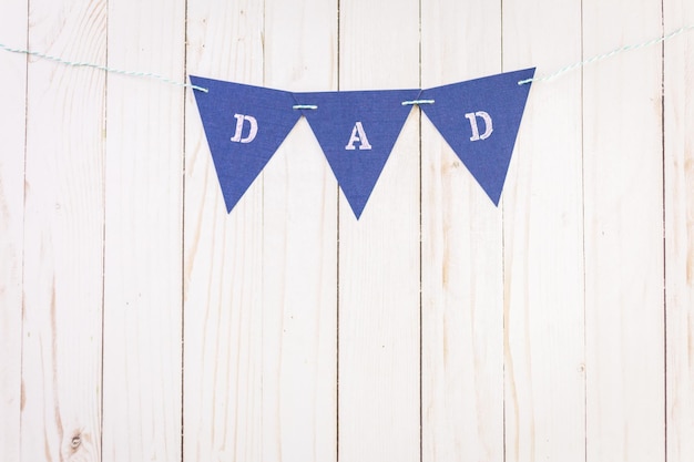 Papieren banner met teken DAD voor Vaderdag.