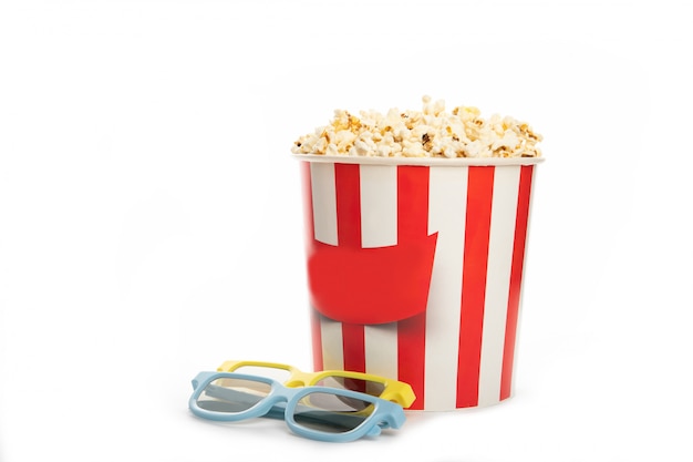 Papieren beker met popcorn en 3D-bril op witte achtergrond