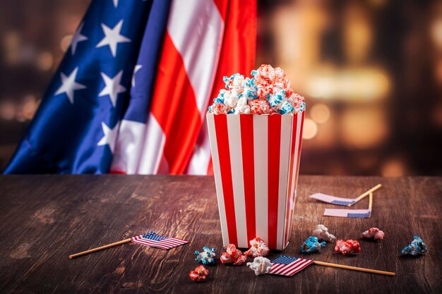 Papieren bekers met kleurrijke popcorn