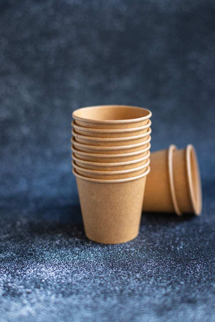 Foto papieren bekers voor warme dranken zero waste wegwerpservies eco-ambachtelijke drank die een gezonde maaltijd serveert