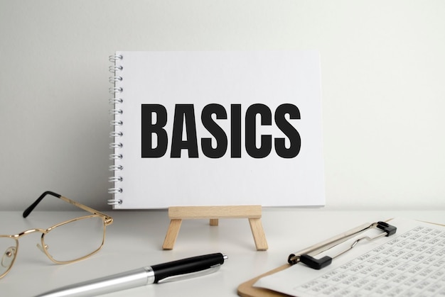 Papieren blad met tekst BASICS Business concept