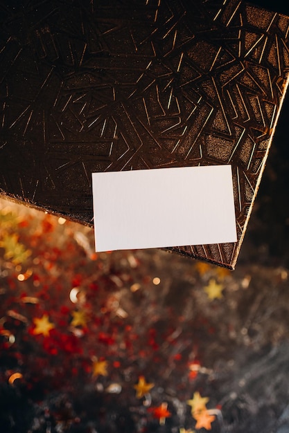 papieren bladmodel op een zwarte achtergrond met rode glitter, valentijnsdagmodel